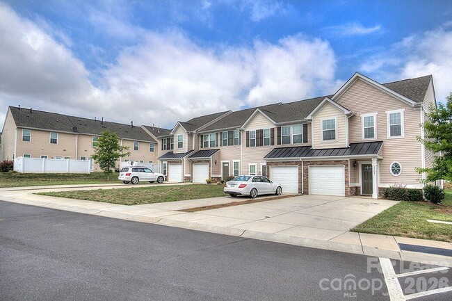 Photo - 2704 Silverthorn Dr