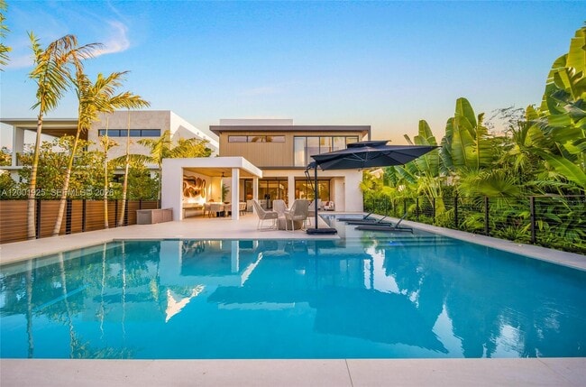 Building Photo - 707 NE 77th St