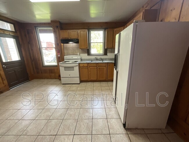 Photo - 233 W Jackson St