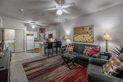 1BR, 1BA - 667SF - Living Room