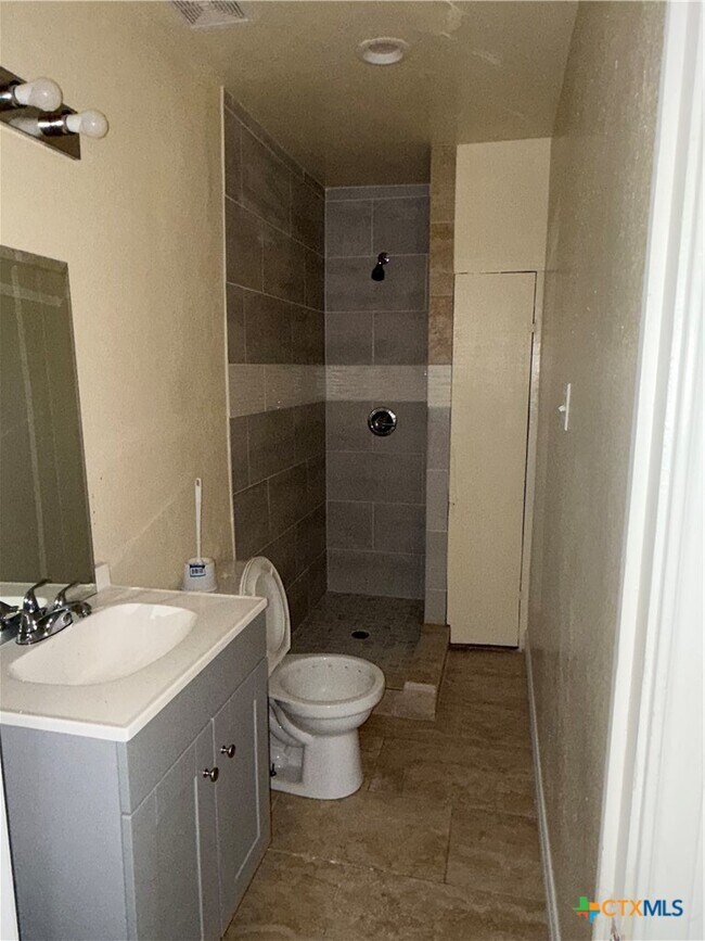Photo - 203 Veterans Ave