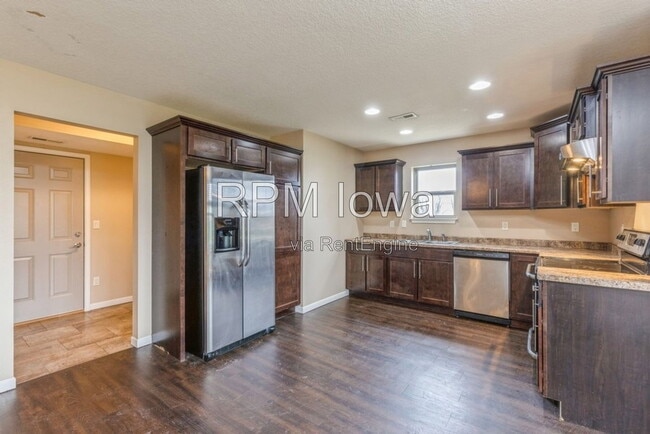 Photo - 320 E 5th St