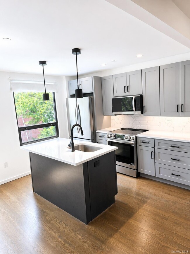 Building Photo - 20-01 Steinway St Unit 3