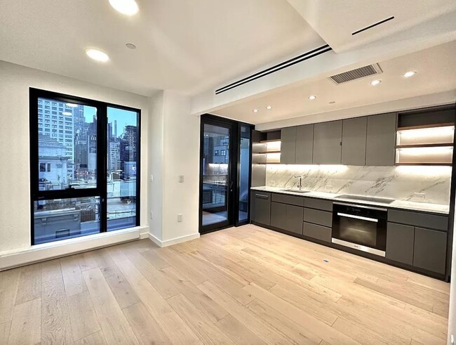 Building Photo - 300 W 30th St Rental