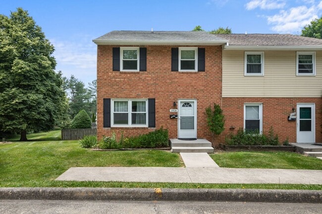 3 to 4 Bed/3 1/2 Bath. Pet friendly. Rese... - 3 to 4 Bed/3 1/2 Bath. Pet friendly.  Rese... House