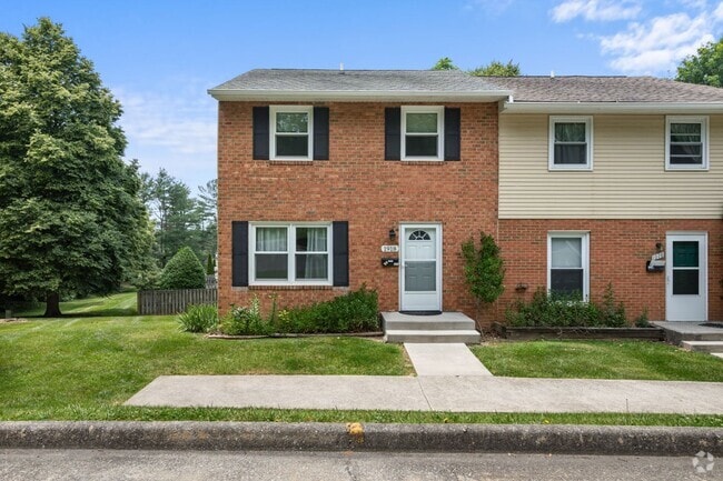 Building Photo - 3 to 4 Bed/3 1/2 Bath. Pet friendly. Rese... Rental