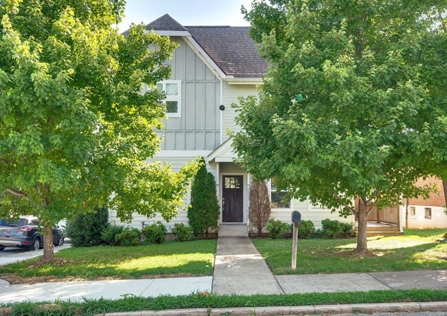 Building Photo - Don't miss this gorgeous 3BE/2.5BA in Desi... Rental