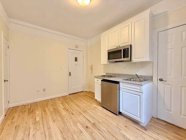 Building Photo - 305 W 45th St