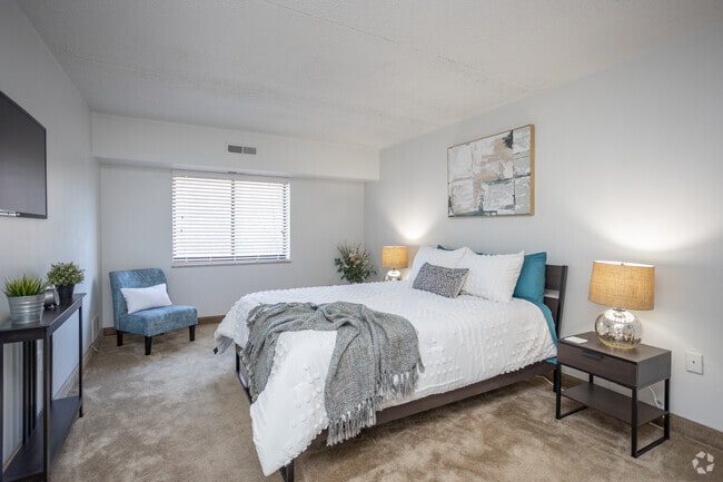 1BR, 1BA - 864 SF - Brentmoor at Penn Center