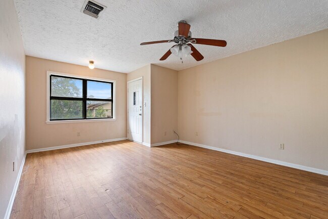 Photo - "Spacious 2-Bed, 2-Bath Oasis in the Heart... Unidad APT 7
