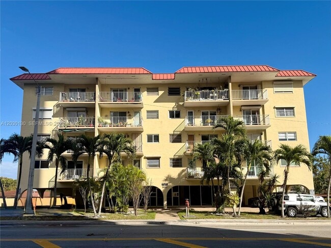 Building Photo - 901 SW 37th Ave Unit 25