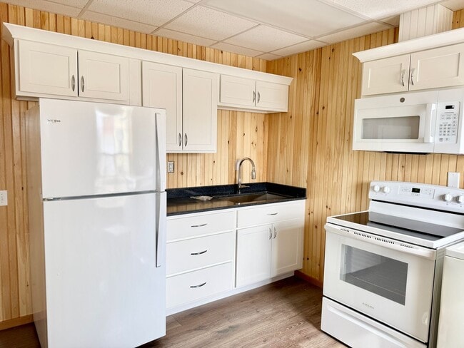 Building Photo - Well maintained inside and out Unit 809 Portland RD Saco