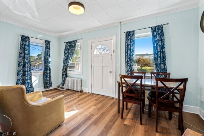 Photo - 120 Little Pl