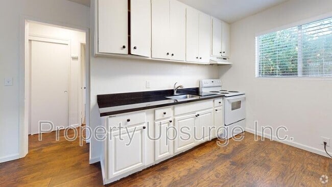 Building Photo - 1558 Bridge St Rental