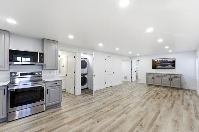 Building Photo - 2432 W Santa Fe Dr