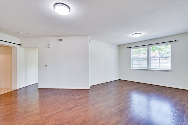 Photo - Spacious 3 Bed, 2 Bath with 2 Private Garages, Extra Storage & Resort Style Amenities Unidad 100