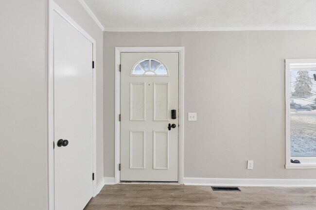 Photo - 566 E 10th St