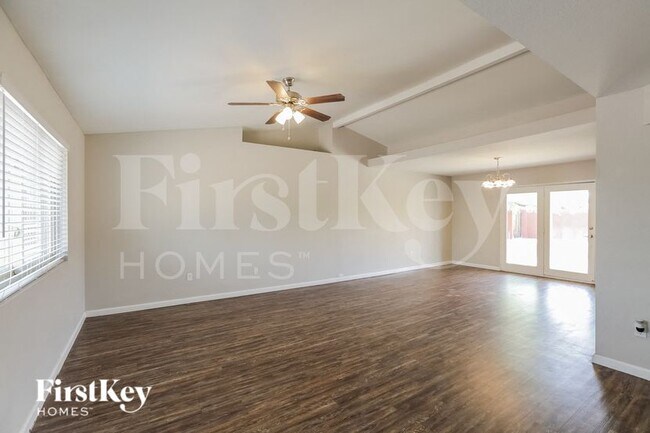 Photo - 1007 W 10th St