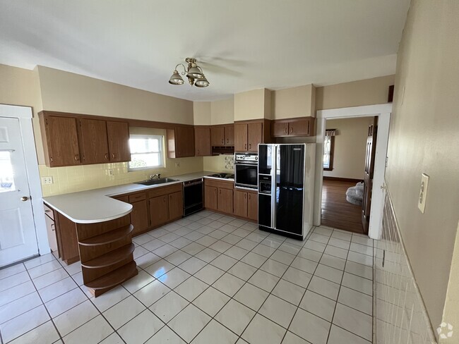 Building Photo - 487 Andover St Rental