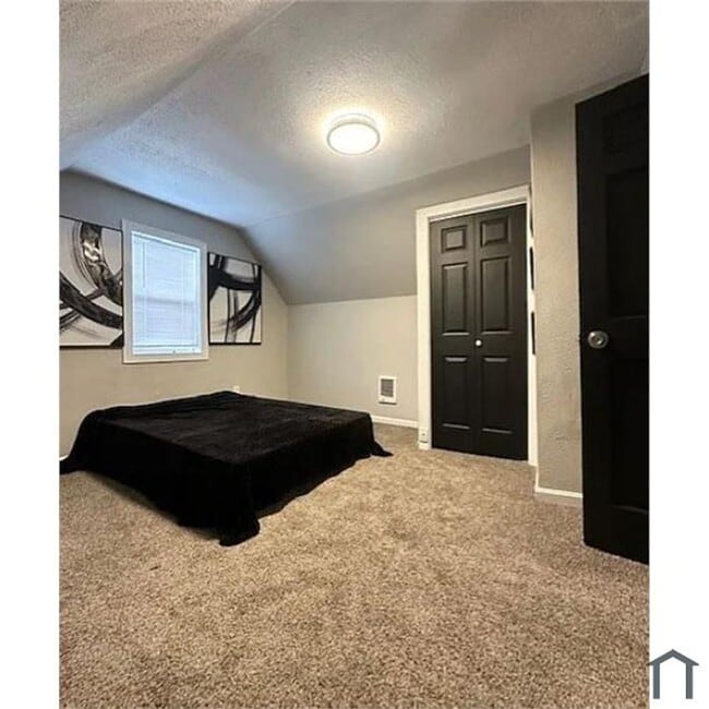 Photo - 216 E 33rd St