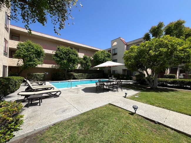 Building Photo - Canoga Park 2+1 w/pool + spa, gated entry + parking included!