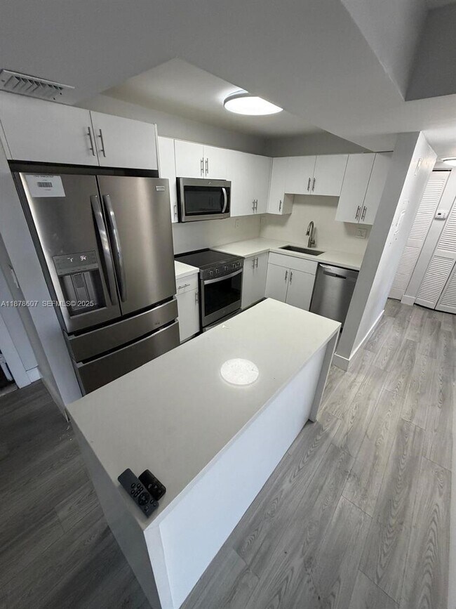 Building Photo - 3720 N Pine Island Rd Unit 328