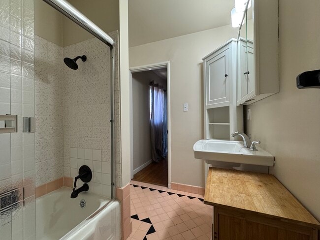 Photo - 175 W I St