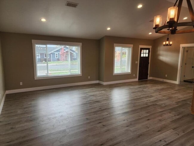 Photo - 171 SW Jefferson Rd