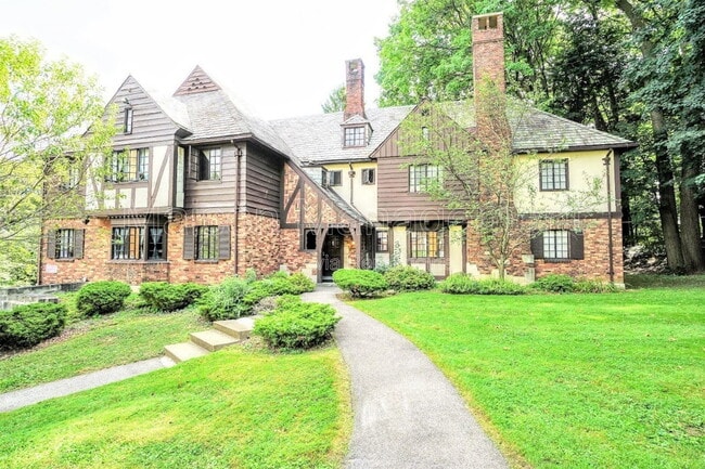 Building Photo - 125 Highland Pkwy Unit 1