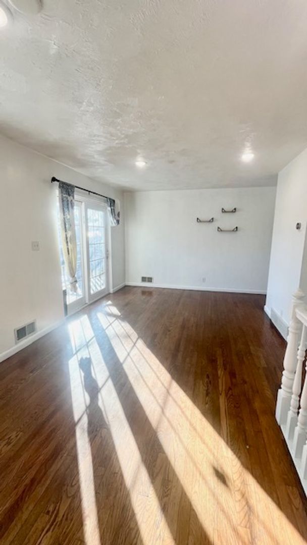 Photo - 5 Bedroom/3 Bathroom Home in Murray