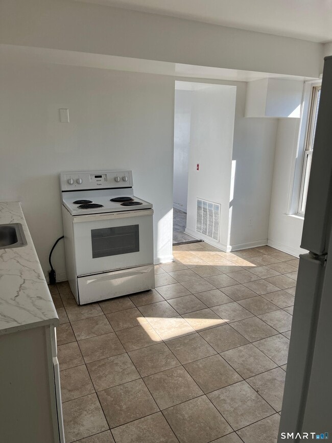 Building Photo - 40 Jane St Unit 1st