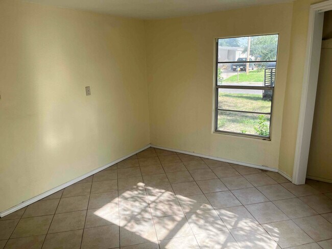 Photo - 713 Bowen St