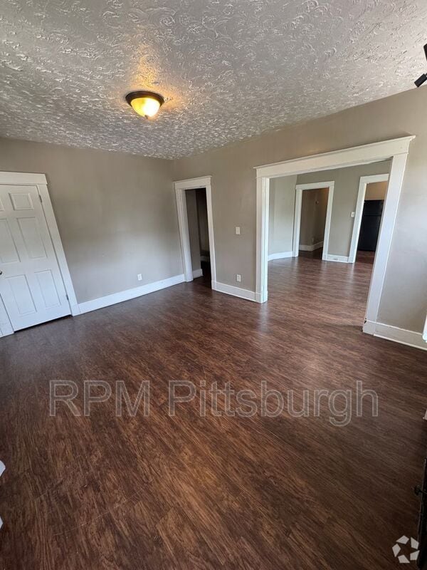 Building Photo - 311-313 W Burgess St Rental