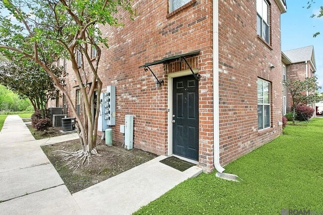 Building Photo - 3 Bedroom near LSU available NOW