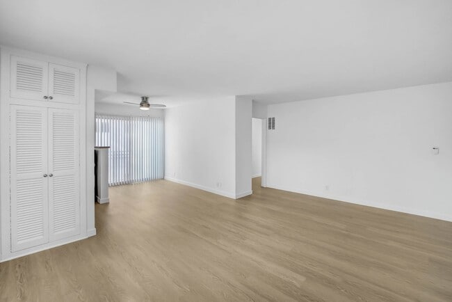 Photo - 744 S.Windsor Blvd. - just south of Wilshire Blvd. Unidad 06