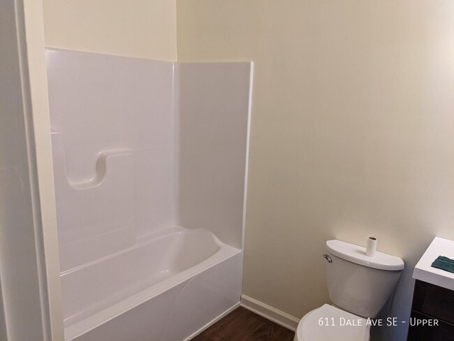 611 Dale Ave SE Unit Upper