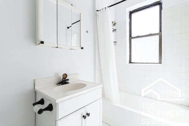 Photo - 3823 N Greenview Ave Unit 2