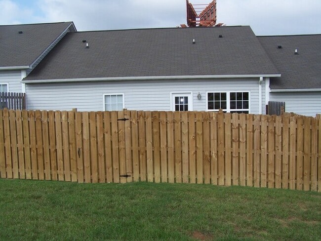 Photo - 2 bed, 2 bath, 2 car garage ranch style townhouse in N. Knoxville w/ fenced yard