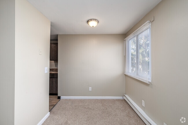 1BR, 1BA - 560SF - Dining Room
