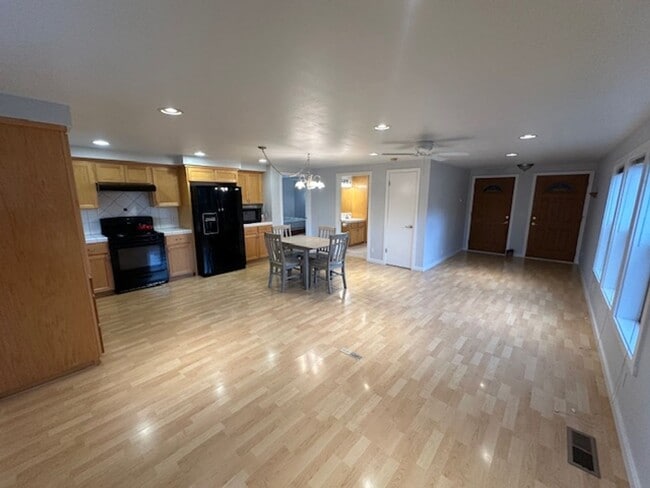 Building Photo - Large and bright 1 Bedroom in Glenshire Unit 2