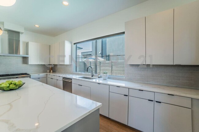 Photo - Stunning 2-Sstory 4/3.5/2 w/Pool in Dallas...