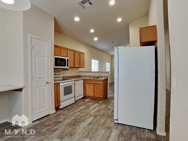 2632 E Hidalgo Ave