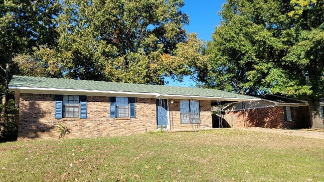 ADORABLE HOME IN THE HEART OF OLIVE BRANCH - ADORABLE HOME IN THE HEART OF OLIVE BRANCH