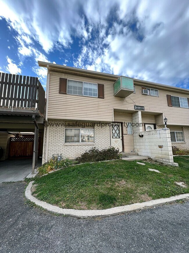 Spacious 3 Bedroom Multi-Level Townhome in... - Spacious 3 Bedroom Multi-Level Townhome in...