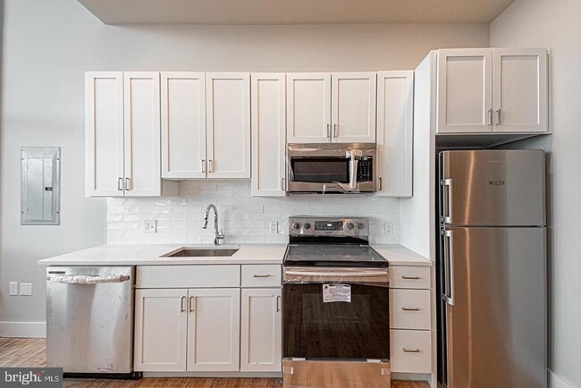 Building Photo - 1300 S 19th St Unit 305