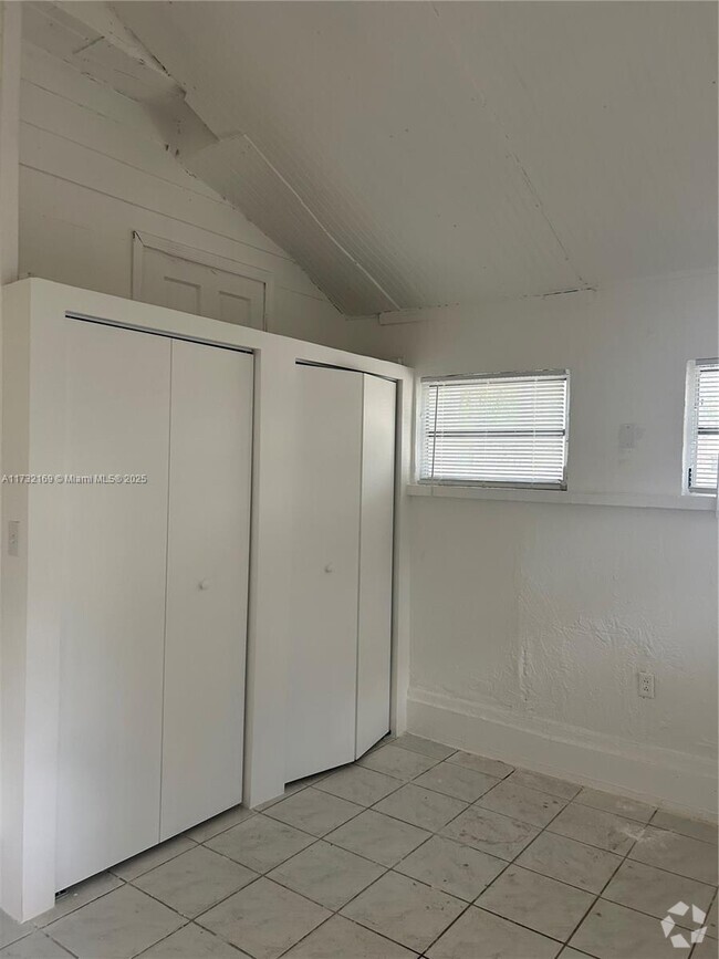 Building Photo - 4121 NW 11th Pl Unit N/A Rental