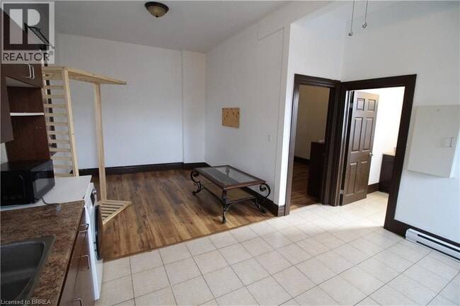 Photo - 62 Dundas St