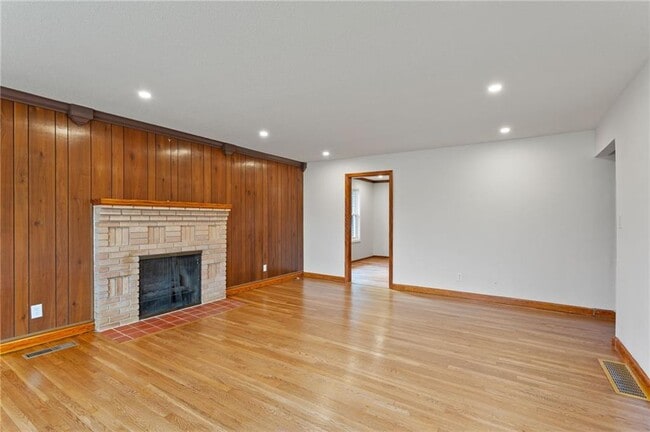 Photo - 798 Bank St SE