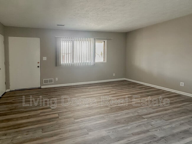 Photo - 4717 Gladstone St