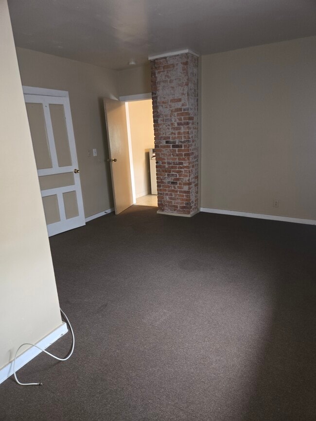 Building Photo - 150 Forest Ave Unit Upper